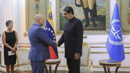 Presidente Nicolás Maduro estrecha la mano del fiscal de la Corte Penal Internacional (CPI), Karim Khan, durante su visita al país.