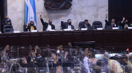 Diputados alzan su mano para aprobar ley en el Congreso Nacional | Fotografía de archivo