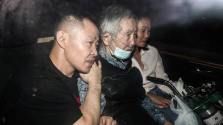 Expresidente peruano Alberto Fujimori acompañado de sus hijos, Keiko y Kenji Fujimori tras salir del penal luego de ser puesto en libertad en cumplimiento de una orden del Tribunal Constitucional.