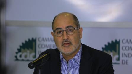Eduardo Facussé durante una conferencia de prensa.