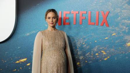 Jennifer Lawrence lució radiante en el estreno de su nueva película “Don’t Look Up”. La actriz estadounidense presumió su avanzado estado de embarazo y se veía hermosa con un diseño Dior dorado brillante.