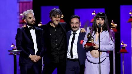 La cantante chilena Mon Laferte ha cautivado en la ceremonia de los Latin Grammy 2021, no solo por los premios que ya ha ganado, sino también por su pancita de embarazo.