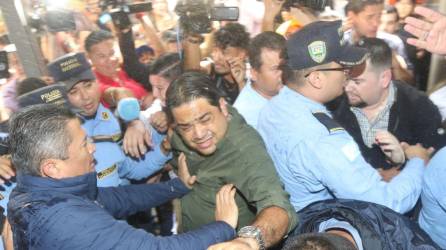 Diputados de oposición y del partido oficialista Libertad y Refundación (Libre) protagonizaron este miércoles un nuevo enfrentamiento de golpes, insultos y forcejeo.