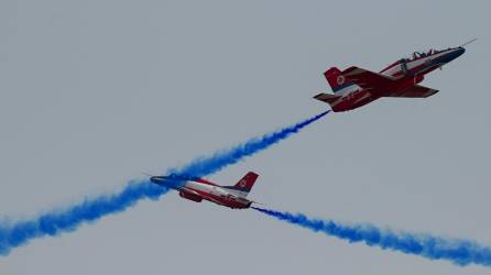 Los halcones rojos de China realizaron maniobras militares como parte del espectáculo aéreo.