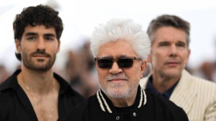 El director Pedro Almodovar posa en Cannes con los actores Jose Condessa y Ethan Hawke.