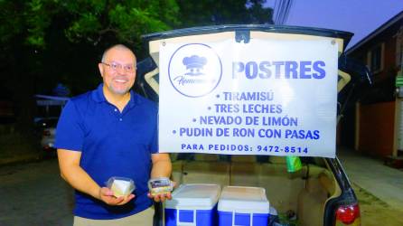 <b>Con su sonrisa característica, Darío Meléndez muestra los postres que vende en la colonia Jardines del Valle. Foto: M. Valenzuela.</b>