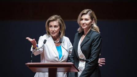 La líder de la Cámara Baja de EEUU, Nancy Pelosi, presenta a la primera ucranian, Olena Zelenska, quien pidió armas al Congreso.