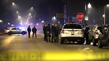 Autoridades estadounidenses investigan las causas de un tiroteo en Chicago durante una celebración de Halloween.