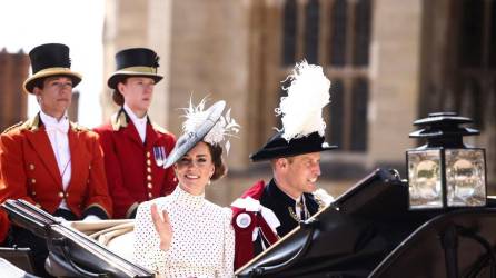 Kate de Gran Bretaña, Princesa de Gales (izq.) y William Príncipe de Gales de Gran Bretaña, salen en un carruaje tirado por caballos desde la Capilla de San Jorge después de asistir a la Ceremonia de la Orden Más Noble de la Jarretera en el Castillo de Windsor en Windsor, el 19 de junio de 2023.