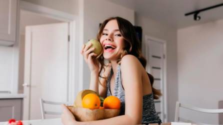 <i><b>Los alimentos como frutas y verduras son la mejor fuente de nutrientes que ayudan a tener energía y un sistema inmune saludable.</b></i>