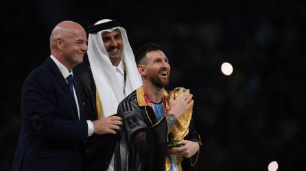 El ‘bisht’ causó furor en redes sociales luego de que Lionel Messi la utilizara para alzar la Copa del Mundo.