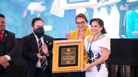 Periodista Enma Calderón, recibe premio Álvaro Contreras 2021-2022 por su destacada trayectoria en las comunicaciones en Honduras.