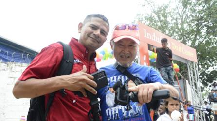 De cabello grisáceo y sonrisa que contagia alegría, el carismático papá de Shin Fujiyama habló en exclusiva con LA PRENSA durante la inauguración de la escuela número 67 en Chamelecón, misma que ayudó a construir en compañía de su esposa.