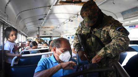 Más de 10,000 militares salvadoreños patrullan una de las ciudades más violentas del país en un cerco para capturar pandilleros.
