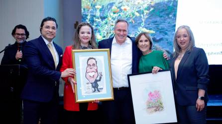 Se entregaron dos presentes al expositor Stephen M. R. Covey como recuerdo de su visita a San Pedro Sula: una pintura del artista Pito Pérez y una caricatura de Darío Banegas.