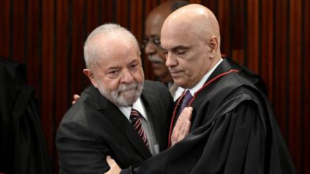 Lula saluda al presidente del TSE, Alexandre de Moraes, en la ceremonia de certificación como presidente electo.