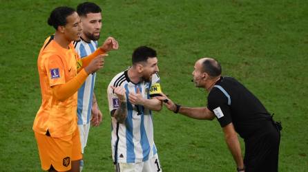 Lionel Messi discutiendo con Mateu Lahoz en el encuentro de cuartos de final ante Países Bajos.
