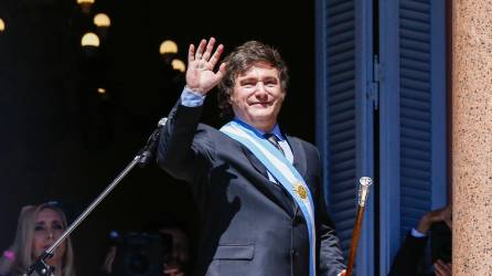El presidente electo de Argentina, Javier Milei, sale al balcón de la Casa Rosada para saludar a simpatizantes, hoy en Buenos Aires, Argentina tras tomar posesión en su cargo.