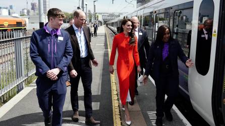 El príncipe William, heredero al trono del Reino Unido, y su esposa Catherine han provocado este jueves un revuelo en el centro de Londres viajar en metro para visitar el histórico “pub” Dog &amp; Duck, arrancando las fiestas por la coronación del rey Carlos III este sábado.