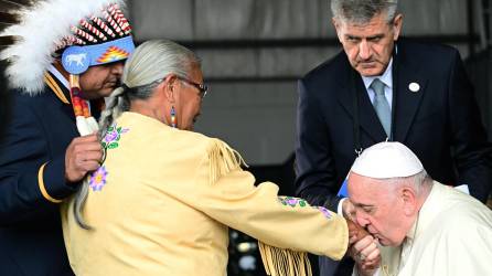El papa Francisco pidió el lunes perdón “el mal que tantos cristianos cometieron contra los indígenas” de Canadá y lamento la colaboración de su Iglesia en lo que calificó de “destrucción cultural”.
