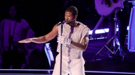Usher actúa en el escenario durante el espectáculo de medio tiempo del Super Bowl LVIII de Apple Music en el Allegiant Stadium el 11 de febrero de 2024 en Las Vegas, Nevada.