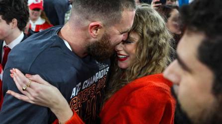 Taylor Swift, estrella del pop que tiene una relación con Travis Kelce, ala cerrada de los Kansas City Chiefs, le ha generado un impacto económico a la NFL y al equipo de 331.5 millones de dólares, según datos de Apex Marketing Group, empresa líder en servicios de consultoría en publicidad y marca.