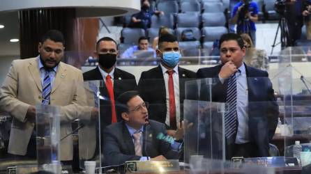 El diputado por Comayagua Rolando Barahona (al centro de la fotografía) en una sesión legislativa.