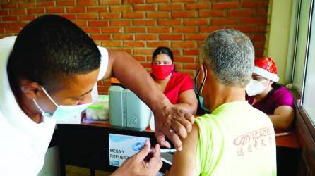 El 74% de la población hondureña cuenta con dos dosis de la vacuna contra el covid.