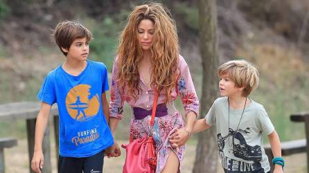 La cantante Shakira en una foto de archivo junto a sus hijos Milan y Sasha.