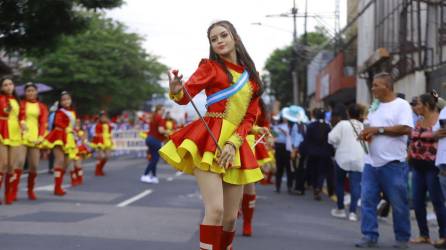 San Pedro Sula y sus colegios no se quedan atrás con el derroche de belleza de sus palillonas.