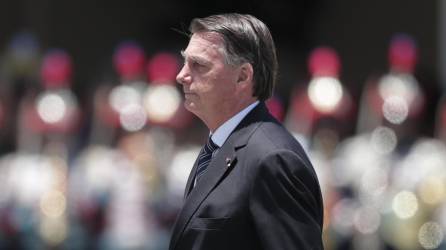 El presidente de Brasil, Jair Bolsonaro, estuvo emotivo en la ceremonia militar.