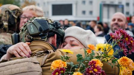 Ciudadanos de Jersón agradecen a los militares ucranianos la liberación de la ciudad tras la retirada de las tropas rusas.