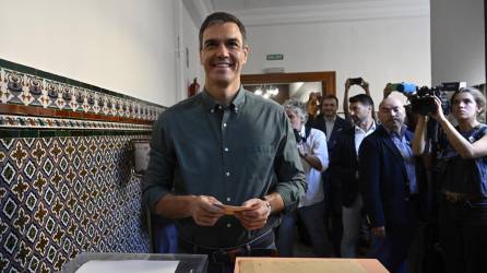 El primer ministro de España, Pedro Sánchez, deposita su voto en las elecciones legislativas de este domingo.