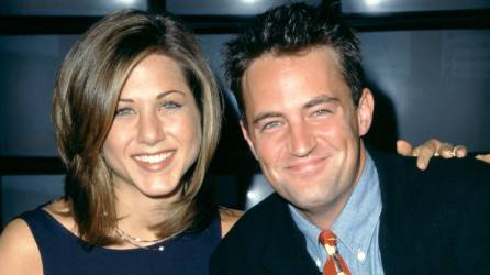 Jennifer Aniston y Matthew Perry alcanzaron la fama en la serie “Friends”.