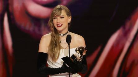 Taylor Swift acepta el premio Grammy al Mejor Álbum Vocal Pop por “Midnights”.