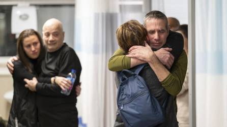 Los rehenes israelíes Fernando Simon Marman y Luis Har se reencontraron con sus familiares en un hospital de Tel Aviv.