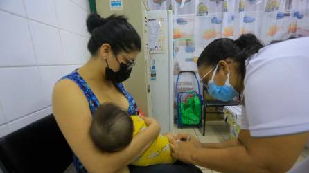 <b><span class=mln_uppercase_mln>Atención.</span></b> Un bebé es atendido en el centro de salud Paz Barahona.