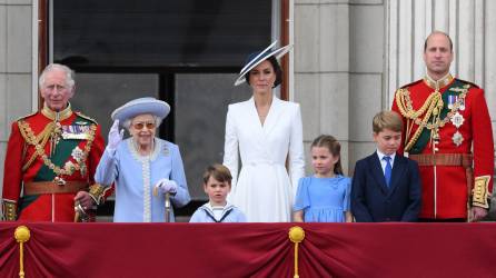 La reina Isabel II, flanqueada por la familia real británica, fue aclamada este jueves por una inmensa multitud reunida en Londres para su “jubileo de platino”, las grandes celebraciones por sus 70 años de reinado destinadas a redorar la imagen de la monarquía británica en tiempos difíciles.