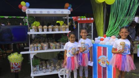 Las pequeñas Frida, Camila y Hannah presentaron su proyecto “Rainbow Caramel Popcorn”