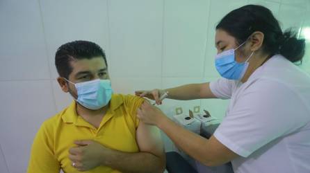 En San Pedro Sula se han aplicado más de 1.4 millones de dosis de vacunas. En el triaje de La Lima la microbióloga toma una muestra para detectar covid a un paciente.