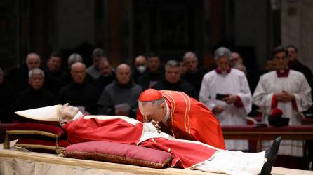 El papa emérito Benedicto XVI, fallecido el sábado a los 95 años, fue despedido este lunes por miles de fieles que desfilaron por la basílica de San Pedro en el primer día de su capilla ardiente, que concluirá el jueves con su funeral.