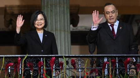La presidenta de Taiwán, Tsai Ing-wen, junto a su homólogo de Guatemala, Alejandro Giammattei.