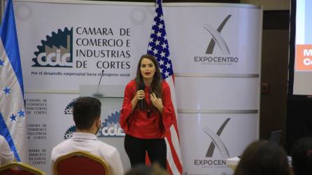 En un evento de la Cámara de Comercio e Industrias de Cortés, los mipymes recibieron una conferencia de las tendencias digitales por Paola Kattán. Fotos Moisés Valenzuela.