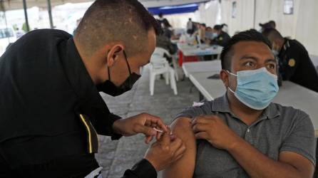 Un hombre recibe una dosis de la vacuna rusa Sputnik V en un centro de inmunización en la Ciudad de Guatemala.
