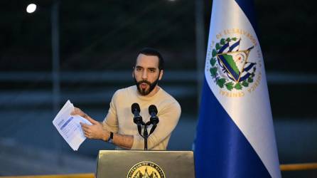 El presidente de El Salvador, Nayib Bukele, pronuncia un discurso durante la inauguración de la Central Hidroeléctrica 3 de Febrero en San Luis de la Reina, El Salvador, el 19 de octubre de 2023.