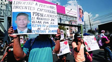 En El Salvador, familias buscan a parientes desaparecidos víctimas de pandillas y otros que vivieron lo mismo durante el régimen.