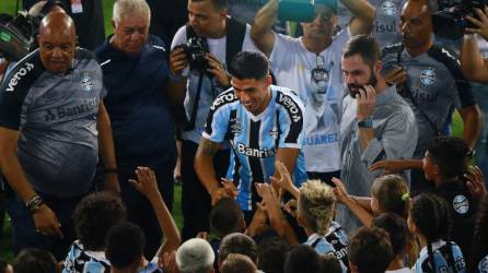 Momento donde Luis Suárez saludaba a varios niños que le dieron la bienvenida.