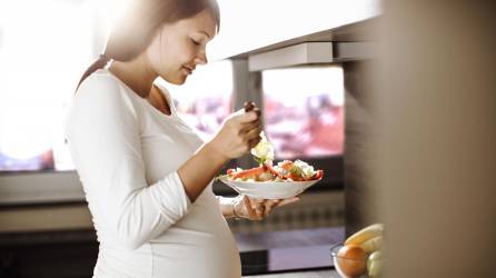 Salud. Las mujeres embarazadas deben comer e hidratarse bien y evitar las comidas grasosas, así como las bebidas alcohólicas.