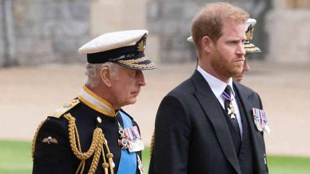 El rey Carlos junto a su hijo menor, el Príncipe Harry.