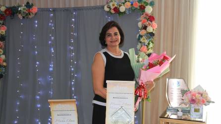 La galena celebró con su familia, amistades e invitados especiales que la acompañaron en su fraterno adiós al Centro de Rehabilitación Orquídea Blanca del Instituto Hondureño de Seguridad Social (IHSS), donde fungió como directora por casi 20 años. El Hotel Latitud fue la sede predilecta para este evento, en el que hubo animación musical por parte de la marimba Alma latina.